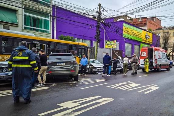 Condutor da linha T3 teve escoriações e foi levado pelo Samu ao hospital. Ninguém mais se feriu