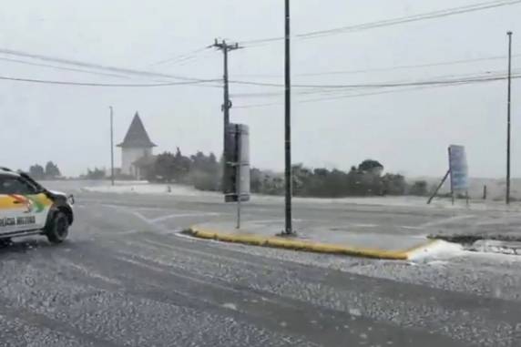 Mirante que dá acesso ao local ficou coberto com flocos. Rodovia é conhecida pelas suas curvas sinuosas