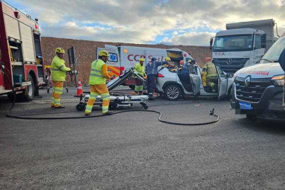 No veículo de passeio estavam um homem de 77 anos e uma mulher de 48 anos.