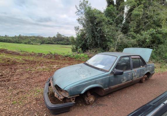 Até o momento, não há informações oficiais sobre a procedência do automóvel ou as circunstâncias do abandono. 