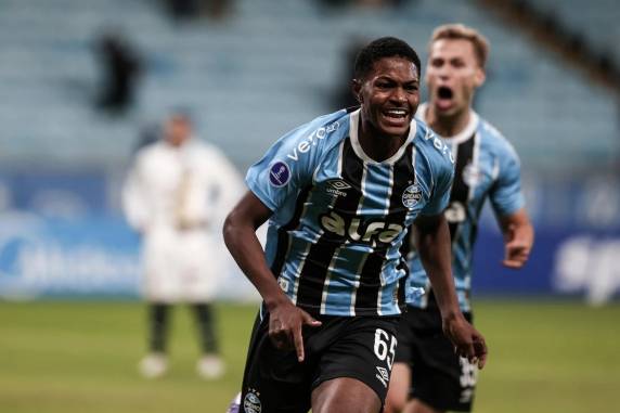 Riquelme, de 18 anos, marcou para o Tricolor na segunda etapa. Com o resultado, time treinado por Mano Menezes ficou na segunda posição do Grupo D