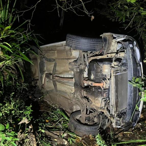 Veículo com três ocupantes despencou de altura de 5 metros; uma pessoa ficou ferida