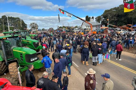 Manifestantes seguem em ao menos seis vias nesta terça-feira: Entre-Ijuís, Getúlio Vargas, Tio Hugo, Coxilha, Cruz Alta e Sarandi. Maquinários foram estacionados às margens de estradas