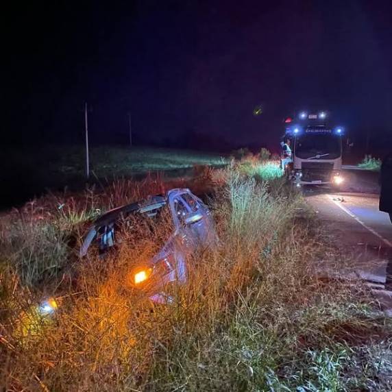 Um caminhão colidiu na traseira do automóvel que saiu da pista
