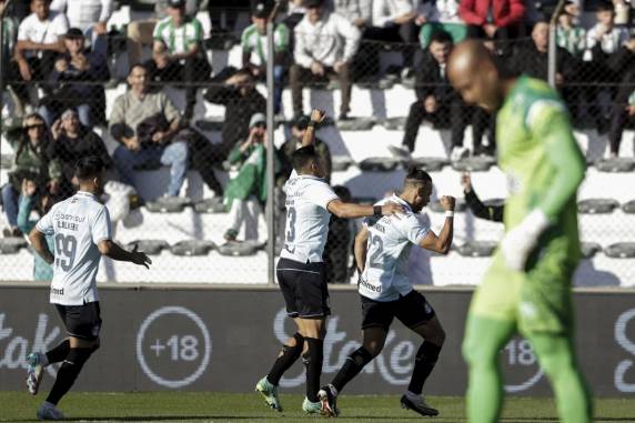 Tricolor chegou à terceira vitória consecutiva; Braithwaite, de pênalti, e Kike Olivera marcaram os gols da partida