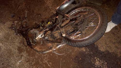 A colisão ocorreu na estrada que liga os municípios de Sede Nova e Humaitá, dentro dos limites de Sede Nova.