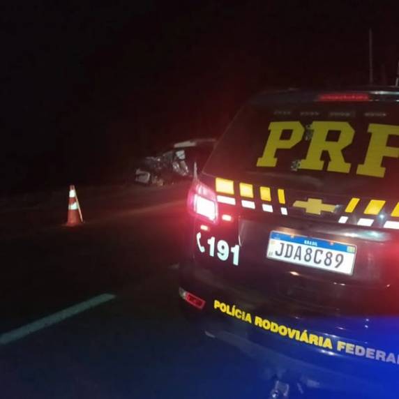 Colisão frontal entre veículos de Passo Fundo e Porto Alegre mobilizou a PRF na noite de domingo (1º)
