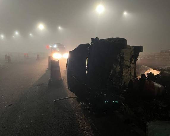 O condutor de um Focus perdeu o controle do veículo, colidiu contra uma mureta e capotou.