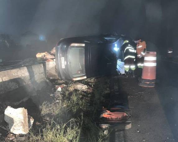O condutor de um Focus perdeu o controle do veículo, colidiu contra uma mureta e capotou.