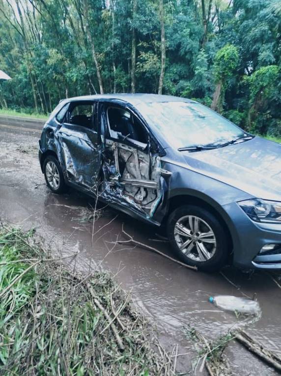 Segundo informações preliminares, o veículo em que ele estava aquaplanou devido à pista molhada, o que resultou na perda de controle da direção.