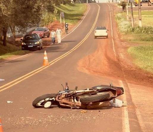A colisão envolveu um automóvel Corsa e uma motocicleta, conduzida por um trabalhador de uma marcenaria localizada nas proximidades.