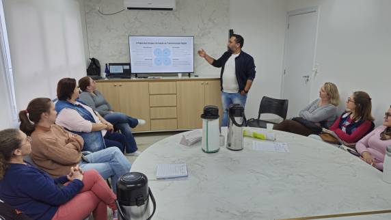 A atividade reuniu profissionais da Atenção Primária à Saúde e do Hospital de Caridade do município.
