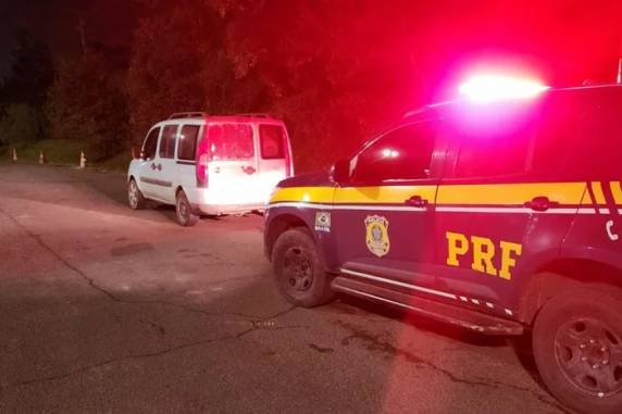 Fiat Doblô com placas de Igrejinha era dirigida por um homem que não tinha habilitação. Ele foi autuado e liberado