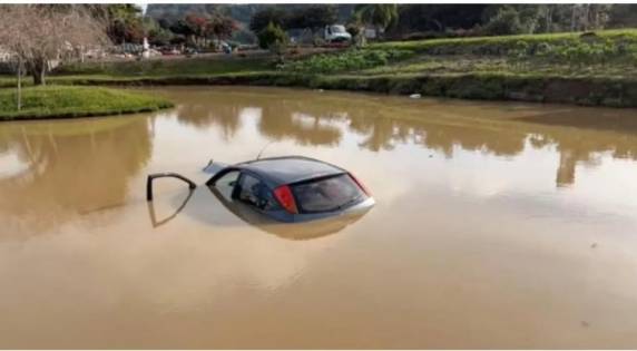 A vítima, cuja identidade não foi divulgada, foi encaminhada ao Hospital Beneficente São Pedro, em Garibaldi, após ser retirada de um açude, onde o carro que dirigia caiu.