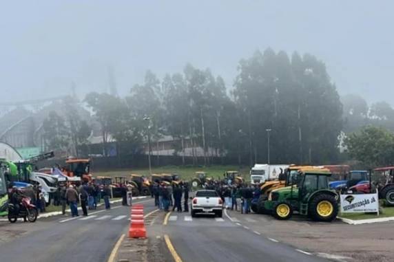 Mobilização reúne produtores de cidades da região, como Tenente Portela, Palmitinho, Caiçara e Seberi. Trânsito é liberado a cada 30min