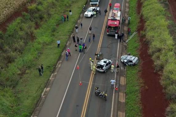Acidente aconteceu em Floresta, no norte do Paraná. Momento da batida foi registrado por motorista de caminhão que passava pelo local.