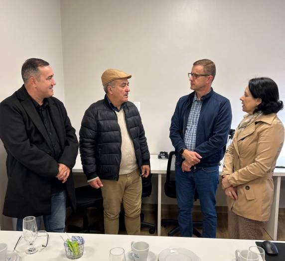 O parlamentar foi recebido pelo presidente do Hospital, Sidnei Strejevitch; pela diretora-geral Vanderli de Barros; pelo responsável do Núcleo Interno de Regulação, pelo enfermeiro Silvano Cervo e pela assessora de projetos Luciene Schroder.