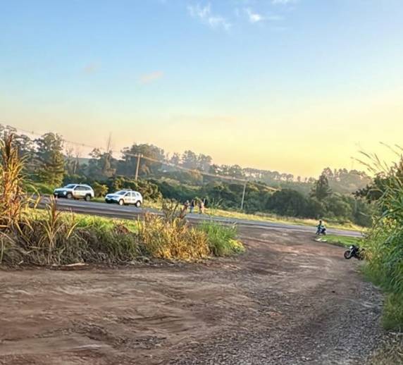 O acidente ocorreu na BR-285 ao lado da via, resultando em ferimentos no membro inferior esquerdo do condutor.