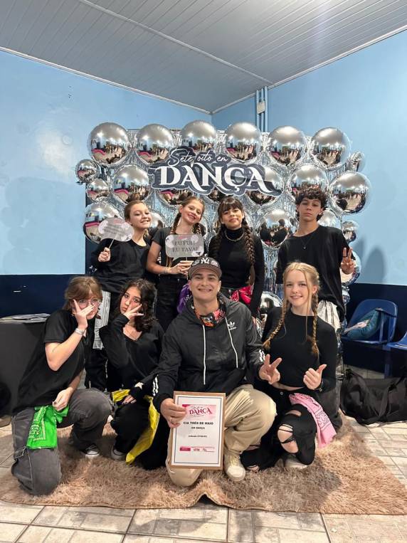 O projeto conta com o apoio da Prefeitura de Três de Maio e tem como objetivo promover a formação cultural e artística de adolescentes e jovens da cidade