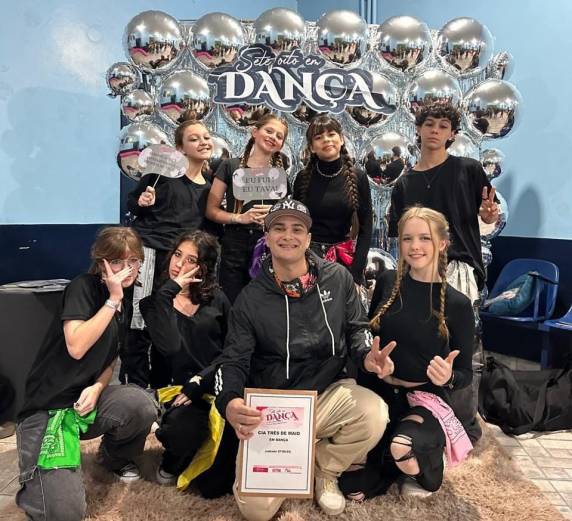 O projeto conta com o apoio da Prefeitura de Três de Maio e tem como objetivo promover a formação cultural e artística de adolescentes e jovens da cidade