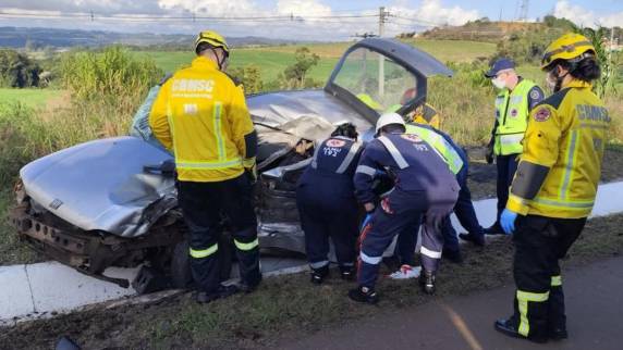 A colisão envolveu um carro de passeio e uma carreta, resultando na morte do condutor do automóvel.