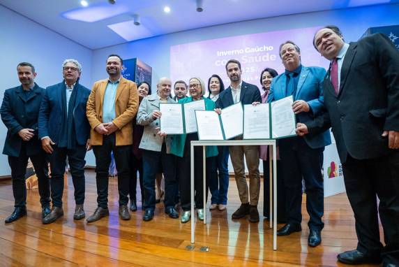 O anúncio foi feito pelo governador Eduardo Leite e pela secretária Arita Bergmann, no anfiteatro Hugo Gerdau, da Santa Casa de Misericórdia de Porto Alegre.