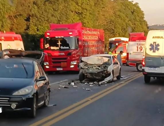 Colisão entre dois carros ocorreu no final da tarde, próximo ao Parque Vali Albrecht