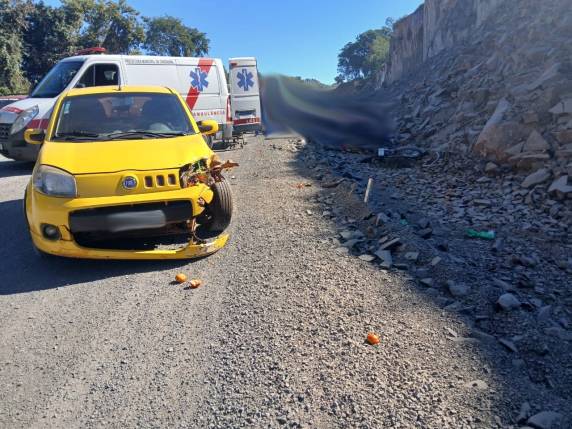 Um motociclista sofreu ferimentos e foi socorrido por uma ambulância da Secretaria Municipal da Saúde, sendo encaminhado ao Hospital de Crissiumal para atendimento médico.