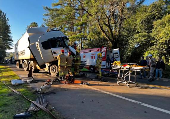 Veículo colidiu com caminhão parado por conta de obras na rodovia; outros veículos também foram atingidos