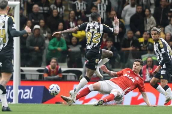 Gols do adversário foram marcados por Vitão (contra) e Junior Santos. Próximo desafio do Colorado será depois do Mundial, daqui a um mês, contra o Vitória, no Beira-Rio