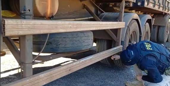 O veículo foi autuado e retido no local até que as irregularidades sejam devidamente sanadas.