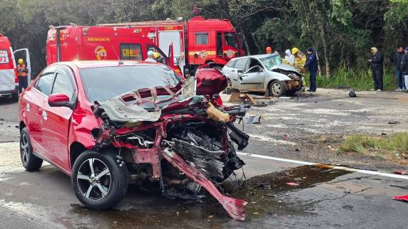 Acidente envolveu um Chevrolet Prisma e um Ford Focus na manhã deste sábado