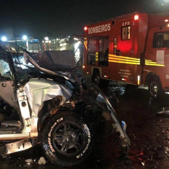 Motorista de 25 anos ficou preso às ferragens após colisão entre caminhonete e ônibus