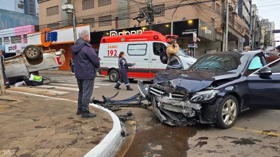 Uma Mercedes colidiu com a lateral de uma Chevrolet S10 que avançou o sinal vermelho; um dos ocupantes da S10 foi encaminhado ao Hospital São Vicente de Paulo