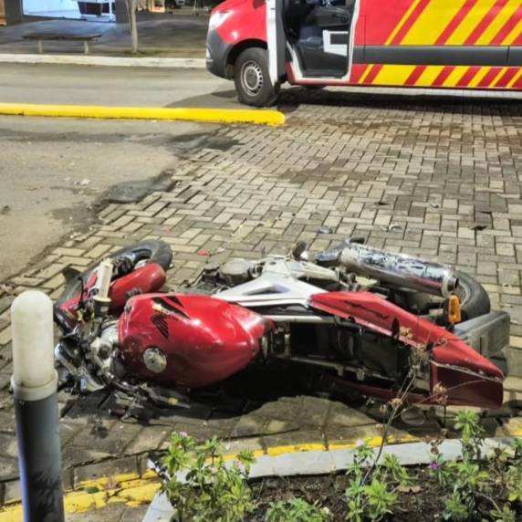 Motociclista sem habilitação passou pela barreira e atingiu o agente
