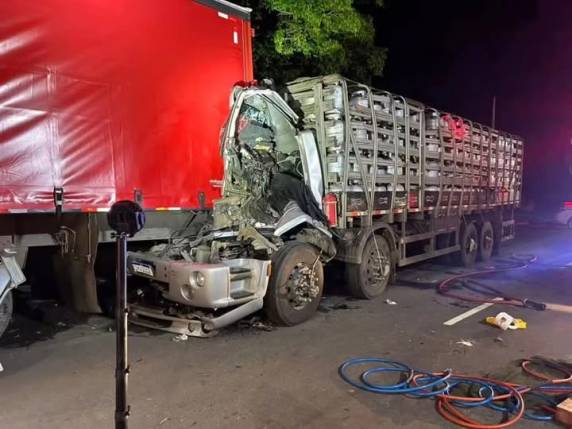 Veículo atingiu a parte de trás de outro caminhão. Bombeiros precisaram fazer desencarceramento do homem, que ficou preso às ferragens da cabine do veículo.