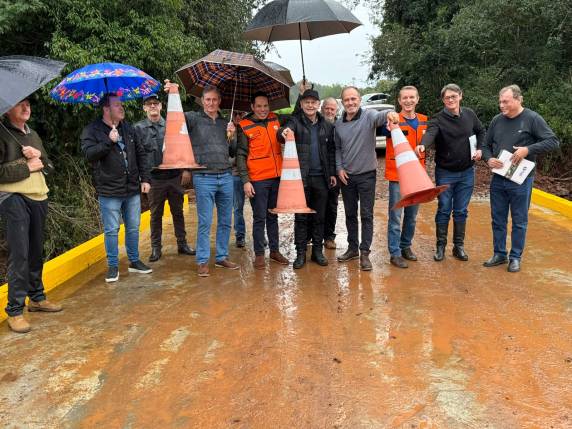 Mesmo com chuva, moradores da região e autoridades participaram do ato.