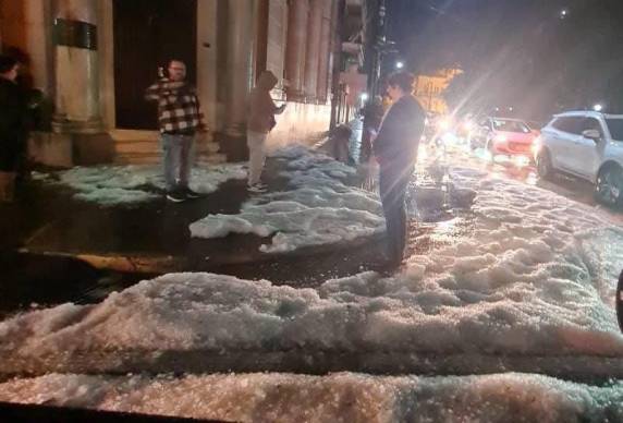 A Defesa Civil do município contabiliza 80 residências afetadas. Não há informações de feridos e desabrigados até o momento