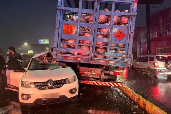 Cinco carros e três carretas se envolveram na ocorrência, na altura de Canoas. Samu realiza atendimento no local