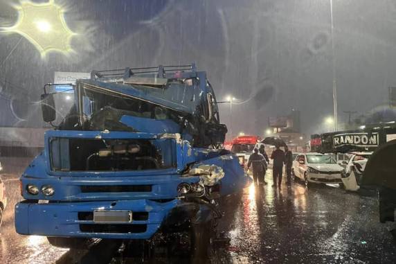 Cinco carros e três carretas se envolveram na ocorrência, na altura de Canoas. Samu realiza atendimento no local