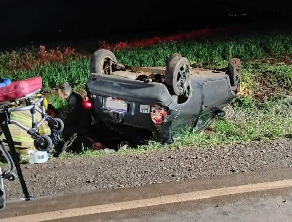 A condutora, única ocupante do automóvel, sofreu ferimentos e foi socorrida pelo Corpo de Bombeiros