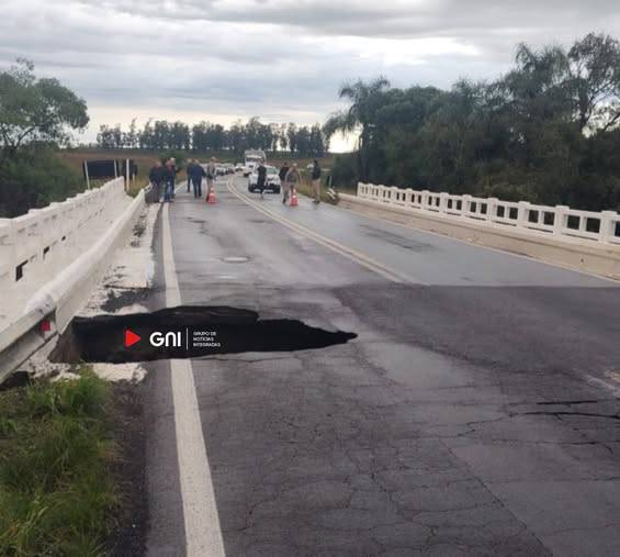 Em decorrência do dano à estrutura, o trânsito está totalmente bloqueado no local.