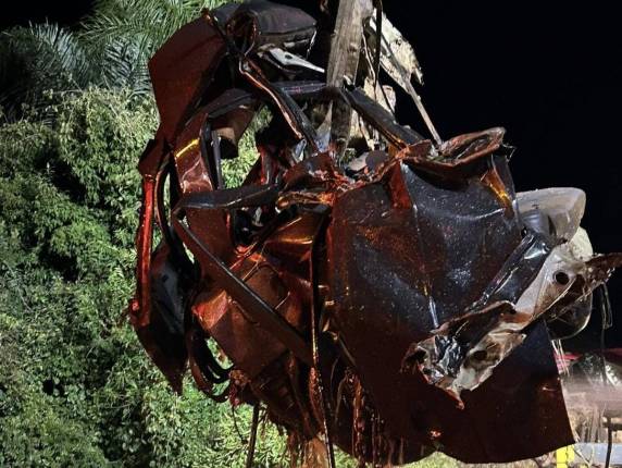 A colisão ocorreu no km 215,6 da rodovia e envolveu um automóvel Volkswagen Gol, com placas de Passo Fundo, e um caminhão, com placas de Boa Vista do Incra