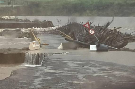 Cabeceira da estrutura foi levada com a força da chuva nesta quarta-feira. Vítima estava, segundo os Bombeiros Voluntários, em um Gol que ficou submerso
