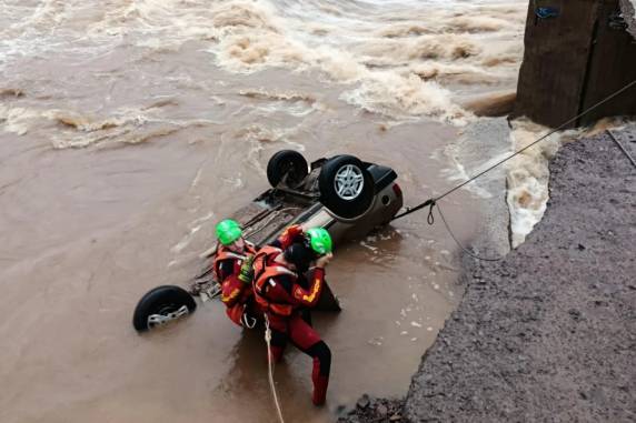 Cabeceira da estrutura foi levada com a força da chuva nesta quarta-feira. Vítima estava, segundo os Bombeiros Voluntários, em um Gol que ficou submerso