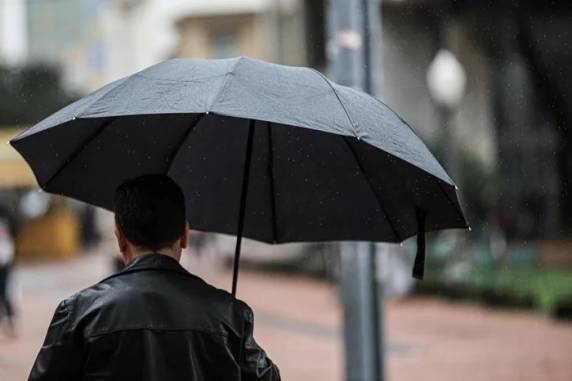 Sistema impede avanço das nuvens e prolonga os temporais até o fim de semana; temperaturas devem cair no Estado após a virada no tempo