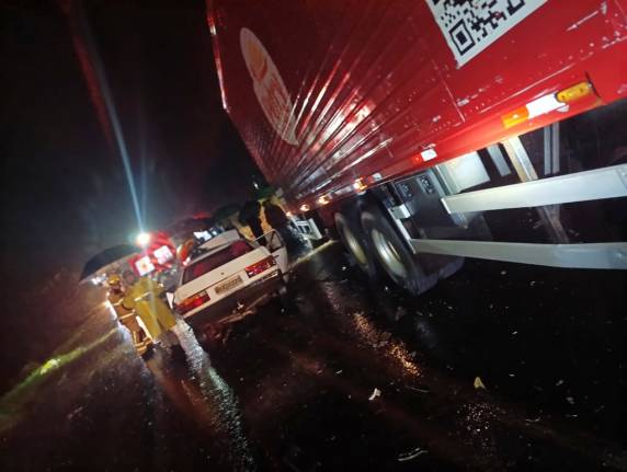 A colisão frontal envolveu um automóvel Volkswagen Gol, com placas de Roque Gonzales, e um caminhão, com placas de Presidente Lucena.