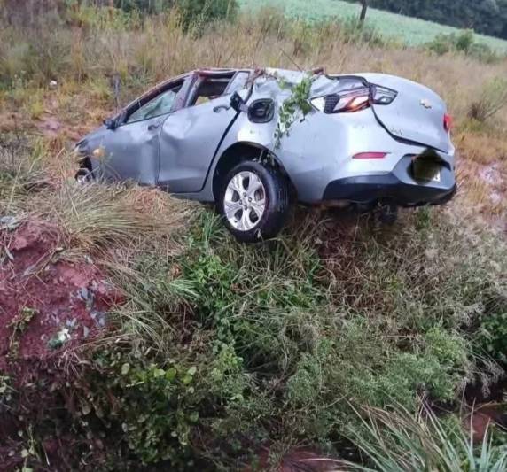 A ocorrência envolveu um automóvel Chevrolet Onix, com placas de Belo Horizonte (MG), e resultou na morte do condutor.