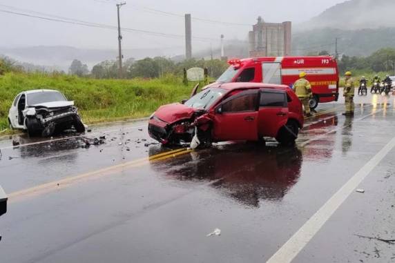 Vítimas foram caminhadas a hospital, e trânsito já está liberado