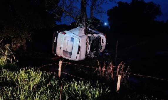 Uma van saiu da pista e colidiu contra uma árvore na lateral da rodovia
